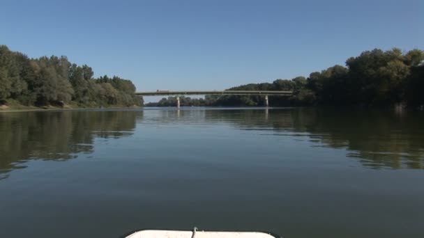 Vista Una Barca Galleggiante Nel Fiume Che Ponte — Video Stock