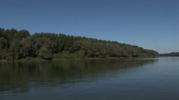 从小船 蒂萨河的河航海的看法 — 图库视频影像
