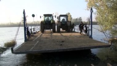 6 1 kayıkçı Transported traktör ve insanlar eski ahşap feribot - nehir Tisza Vojvodina Ekim 2018