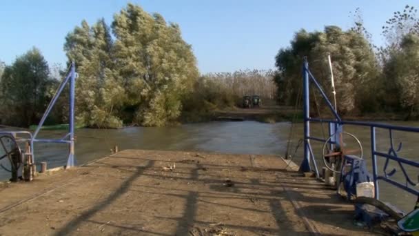 Παλιό Ξύλινο Πλοίο Διασχίζει Τον Ποταμό Ποταμό Tisza Βοϊβοντίνα Οκτωβρίου — Αρχείο Βίντεο