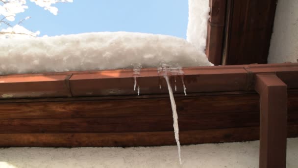 Telhado Coberto Com Neve Icicles — Vídeo de Stock