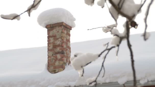 Chaminé Coberta Neve — Vídeo de Stock