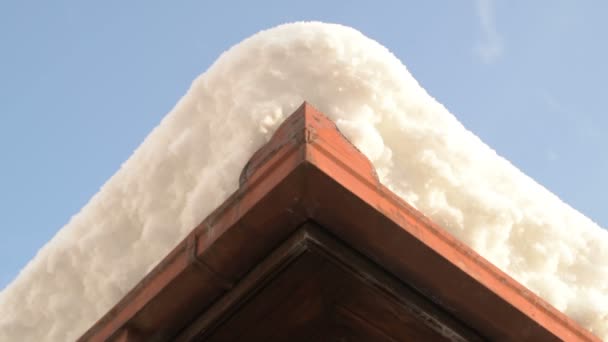 Στέγη Είναι Καλυμμένα Χιόνι — Αρχείο Βίντεο