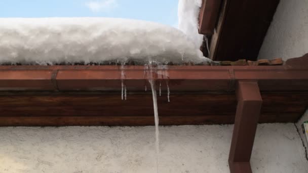 Telhado Coberto Com Neve Icicles — Vídeo de Stock