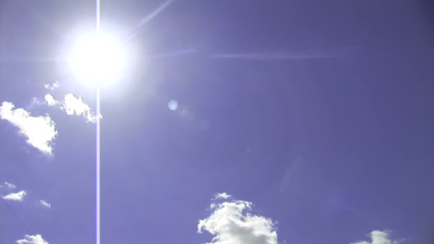 Tijdspanne Van Een Blauwe Hemel Van Bewegende Wolken Zon — Stockvideo