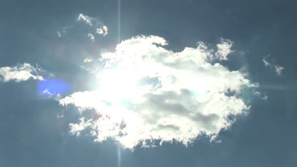 Blauer Himmel Aus Sich Bewegenden Wolken Und Sonne — Stockvideo