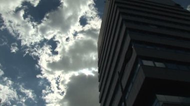 iş için parlak bir görünüm. güneşli güzel gökyüzü ile modern İşhanı.