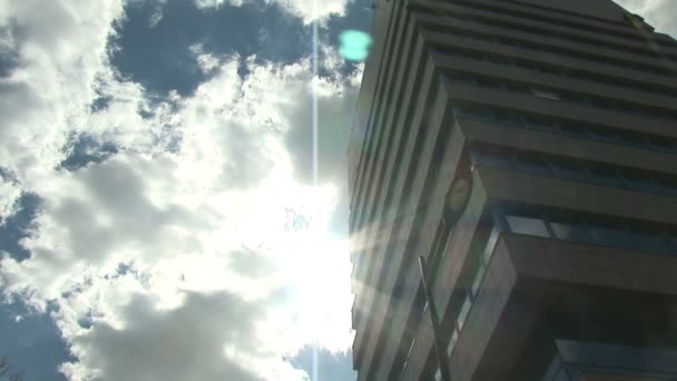 Heldere Outlook Voor Het Bedrijfsleven Moderne Kantoorgebouw Met Mooie Zonnige — Stockvideo