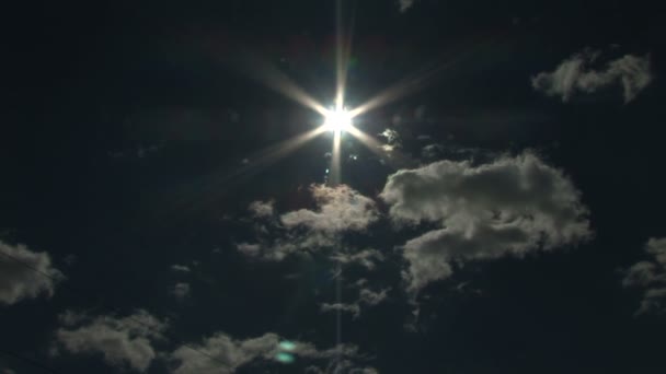 Cielo Azul Nubes Movimiento Sol — Vídeo de stock