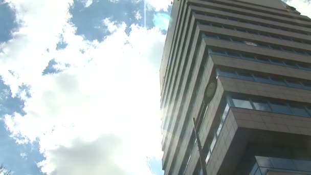 Edificio Corporativo Cielo Nublado — Vídeo de stock