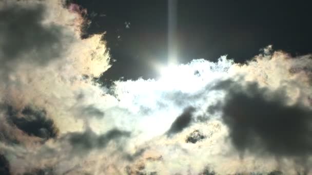  ciel bleu de nuages mouvants et le soleil 