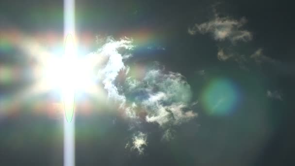雲と太陽の移動の青い空 — ストック動画