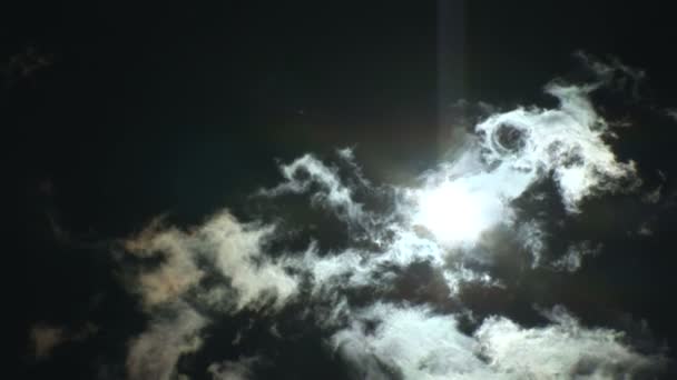 Blå Himmel Med Rörliga Moln Och Solen — Stockvideo