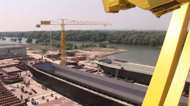 河上的老锈迹斑斑的造船厂 — 图库视频影像