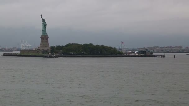 Statue Liberty Dark Cloudy Day — Stock Video