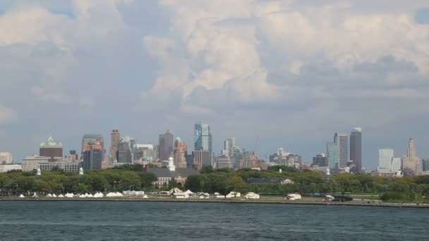 Панорама Нью Йорка Облачное Небо Солнечный День Грузовик Справа — стоковое видео