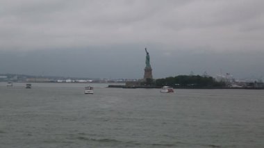Tekne yelken Özgürlük Heykeli'nde bulutlu gün feribot. 