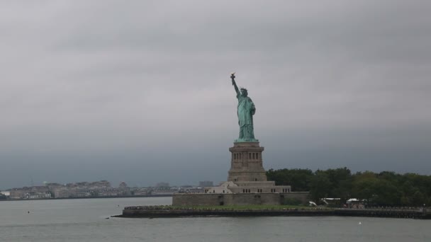 Άγαλμα Της Ελευθερίας Θέα Από Κρουαζιερόπλοιο — Αρχείο Βίντεο