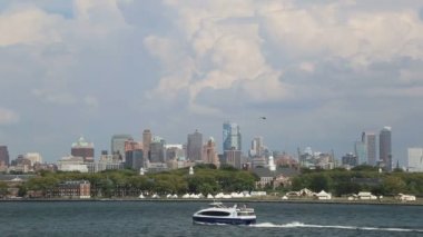 Panorama New York ve güneşli bir yat ve helikopter - kamyon sağ