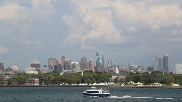 ニューヨークとヨットとヘリコプター トラック右晴れた日のパノラマ — ストック動画