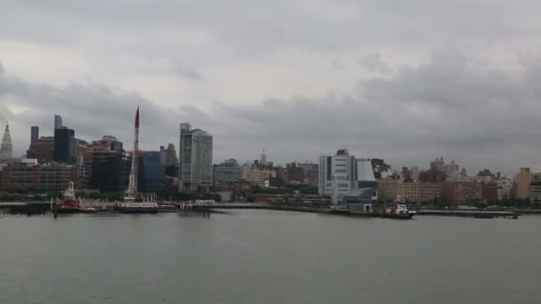 New York Waterfront Panorama Bulutlu Bir Günde Kamyon Sağ — Stok video