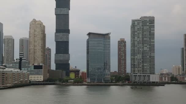 New York City Einem Düsteren Tag Blick Vom Wasser — Stockvideo