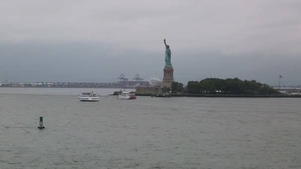 Den Frihetsgudinnan Grön Boj Och Fartyg New York City Usa — Stockvideo