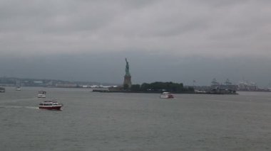 Özgürlük heykeli tarafından yelken bir kasvetli günde - New York City, Amerika Birleşik Devletleri