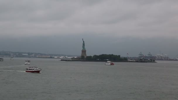 Navigare Vicino Alla Statua Della Libertà Giorno Cupo New York — Video Stock