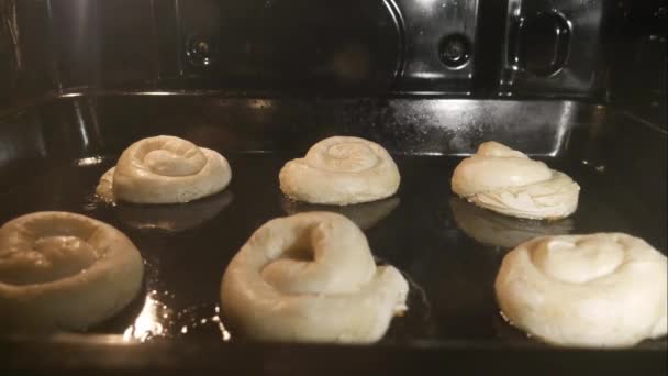 在烤箱中烤辊的过程 — 图库视频影像