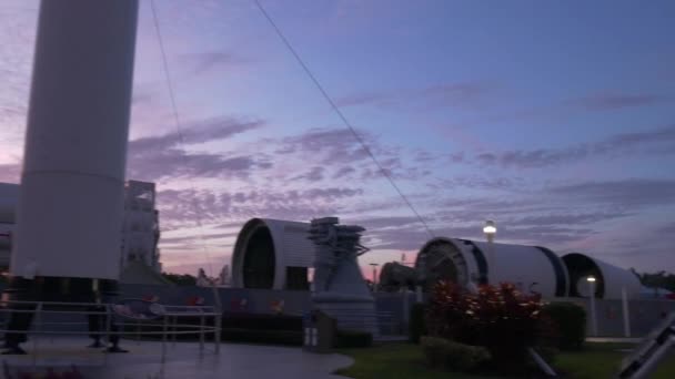 Kennedy Space Center Florida Usa Rocket Tuinzicht Merritt Island Avond — Stockvideo