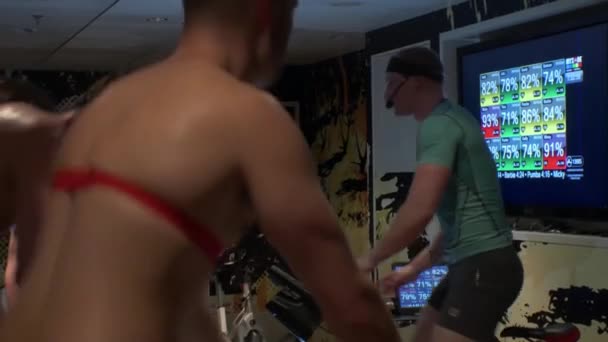 Entraîneur Avec Groupe Homme Sportif Chevauchant Des Vélos Spinning Ensemble — Video