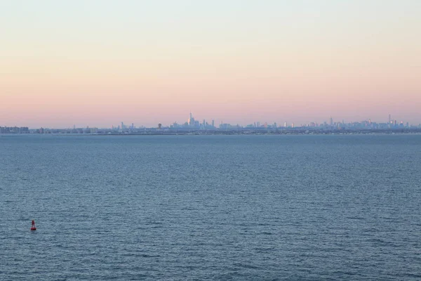New York City Morgennebel Blick Auf Das Wasser — Stockfoto