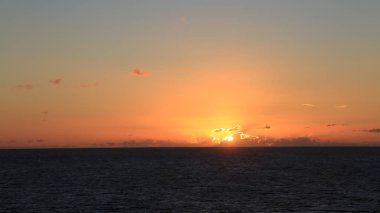 Sahilde gün batımı