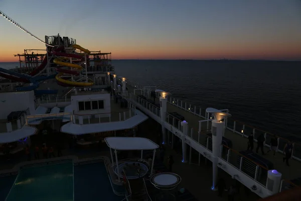 Blick Auf Einen Sonnenuntergang Vom Kreuzfahrtschiff Aus — Stockfoto