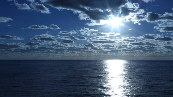 Odraz Slunce Oceánu Zamračená Obloha — Stock fotografie