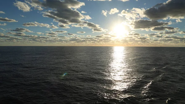 Západ Slunce Oceán Zamračená Obloha — Stock fotografie