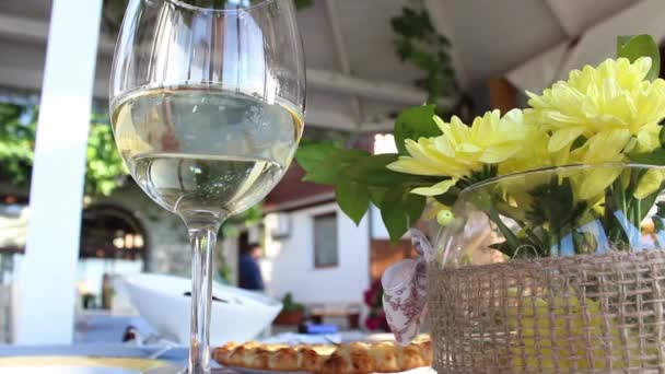 Vino Blanco Una Copa Una Mesa Jardín Restaurante — Vídeos de Stock