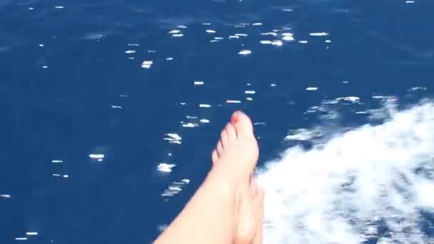 Жіночі Ноги Краю Вітрильного Корабля — стокове відео