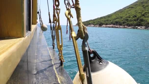 Beyaz Şamandıra Bir Denizde Yelkenli Gemi Asılı — Stok video