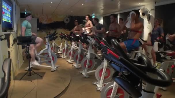 Groupe Sportif Pédalant Ensemble Sur Vélo Arrêt Salle Gym New — Video