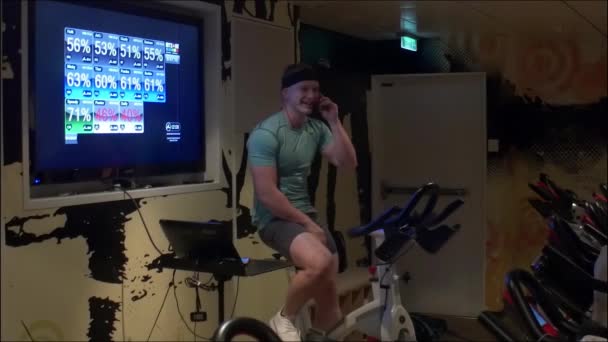 Trainer Mit Einer Gruppe Von Freunden Die Gemeinsam Spinning Bikes — Stockvideo