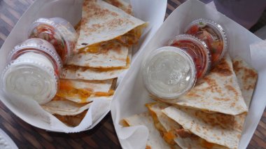 Geleneksel Meksika yemeği - Tortilla plastik kaplarda sos ile