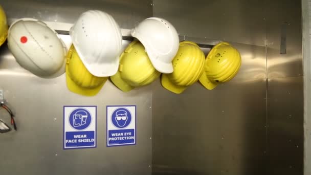 Cascos Protectores Amarillos Blancos Pared — Vídeos de Stock