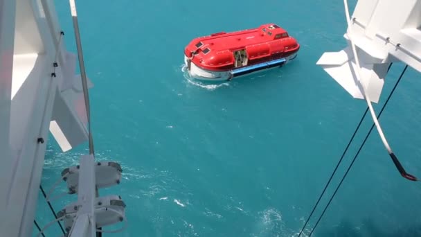 Rote Rettungsboote Wasser Blick Vom Kreuzfahrtschiff — Stockvideo