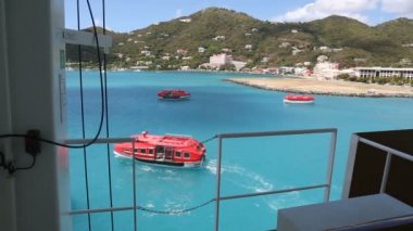 Kırmızı filika yelken - cruise gemi görünümünden