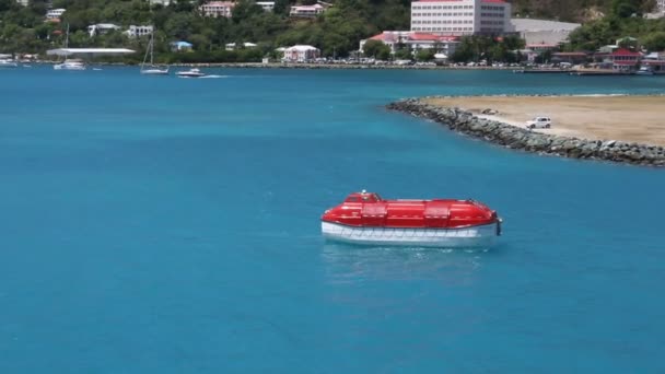 Barco Salvavidas Rojo Navegando Costa — Vídeo de stock