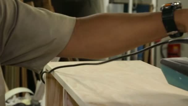 ショップで木の板 クローズ アップを研磨の作業 — ストック動画