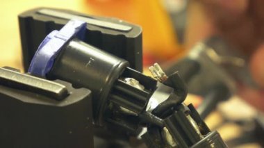 Plastik kelepçe vidalanarak ve elektrik kablosunu tornalama