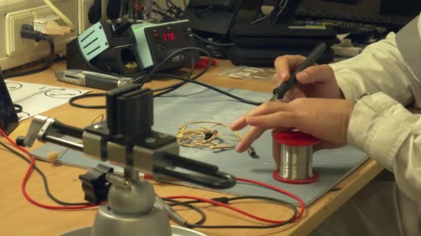 Engenheiro Eletrônico Testando Microfone Cabeça Sua Oficina Derretendo Fio Solda — Vídeo de Stock